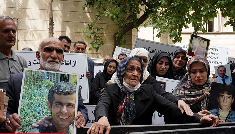 families gathered in front of the ICRC office of Tehran